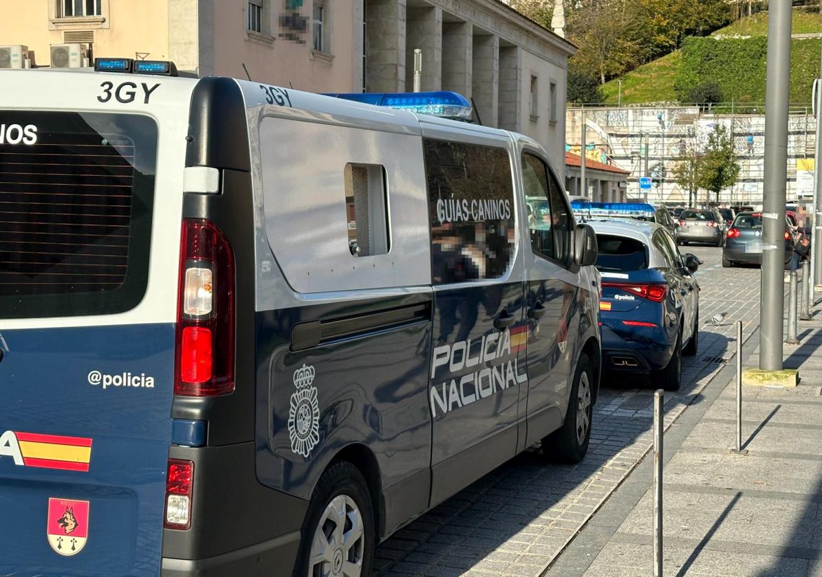 Coche de la Policía Nacional, en Santander.