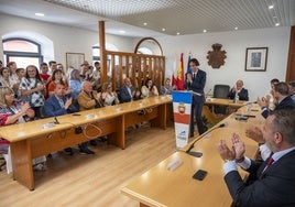 El alcalde de la formación naranja, Javier Fernández Soberón, recibe el aplauso de la Corporación en la toma de posesión.