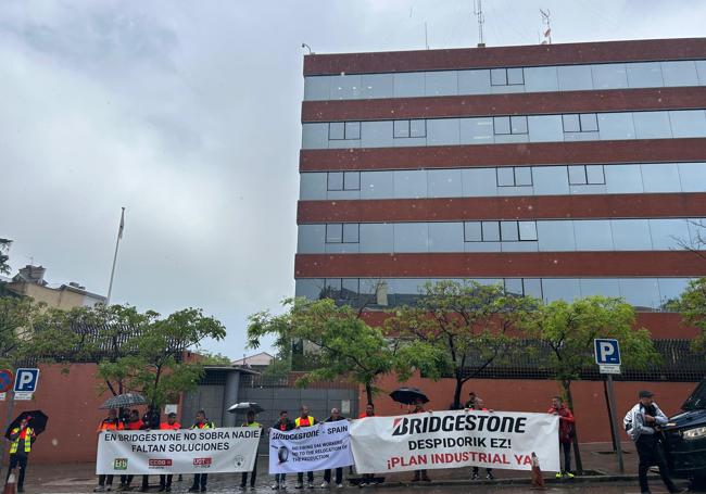 Parte de los manifestantes cruzan la calle y se colocan frente a la puerta de la embajada japonesa