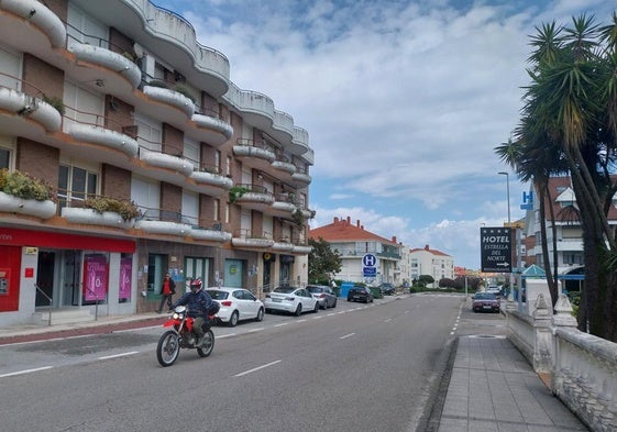 La avenida Juan Hormaechea de Quejo, en Isla, será una de las afectadas por la regulación que se implantará ya el próximo año.