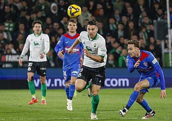 Juan Carlos Arana corre detrás del balón durante el partido Racing-Elche de la primera vuelta en El Sardinero.