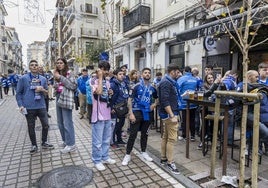 Aficionados del Oviedo en Peña Herbosa durante las horas previas del partido en El Sardinero la temporada pasada.