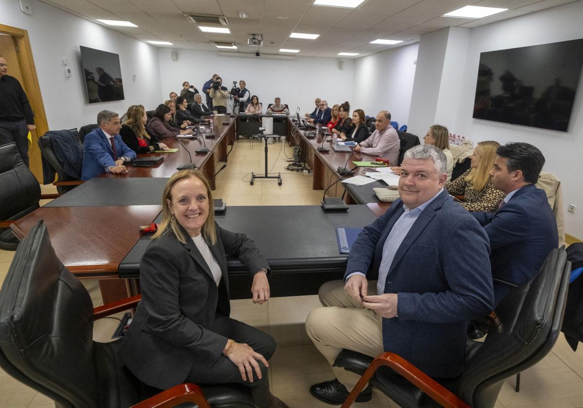 Imagen de la reunión celebrada este martes en Peña Herboda presidida por os titulares de Economía y Presidencia, Luis Ángel Agüeros e Isabel Urrutia.