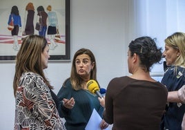 La consejera de Inclusión, Begoña Gómez del Río, se dirige a los medios junto a la directora del Icass, Carmen Arce.