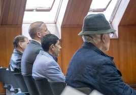 El principal acusado, segundo por la derecha, junto a su intérprete, y los otro dos acusados, durante el juicio.