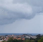 La tromba marina que ayer tuvo lugar frente a la costa de Santander.