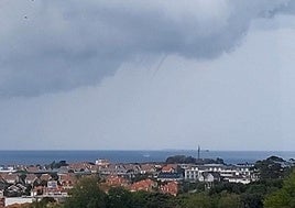 La tromba marina que ayer tuvo lugar frente a la costa de Santander.