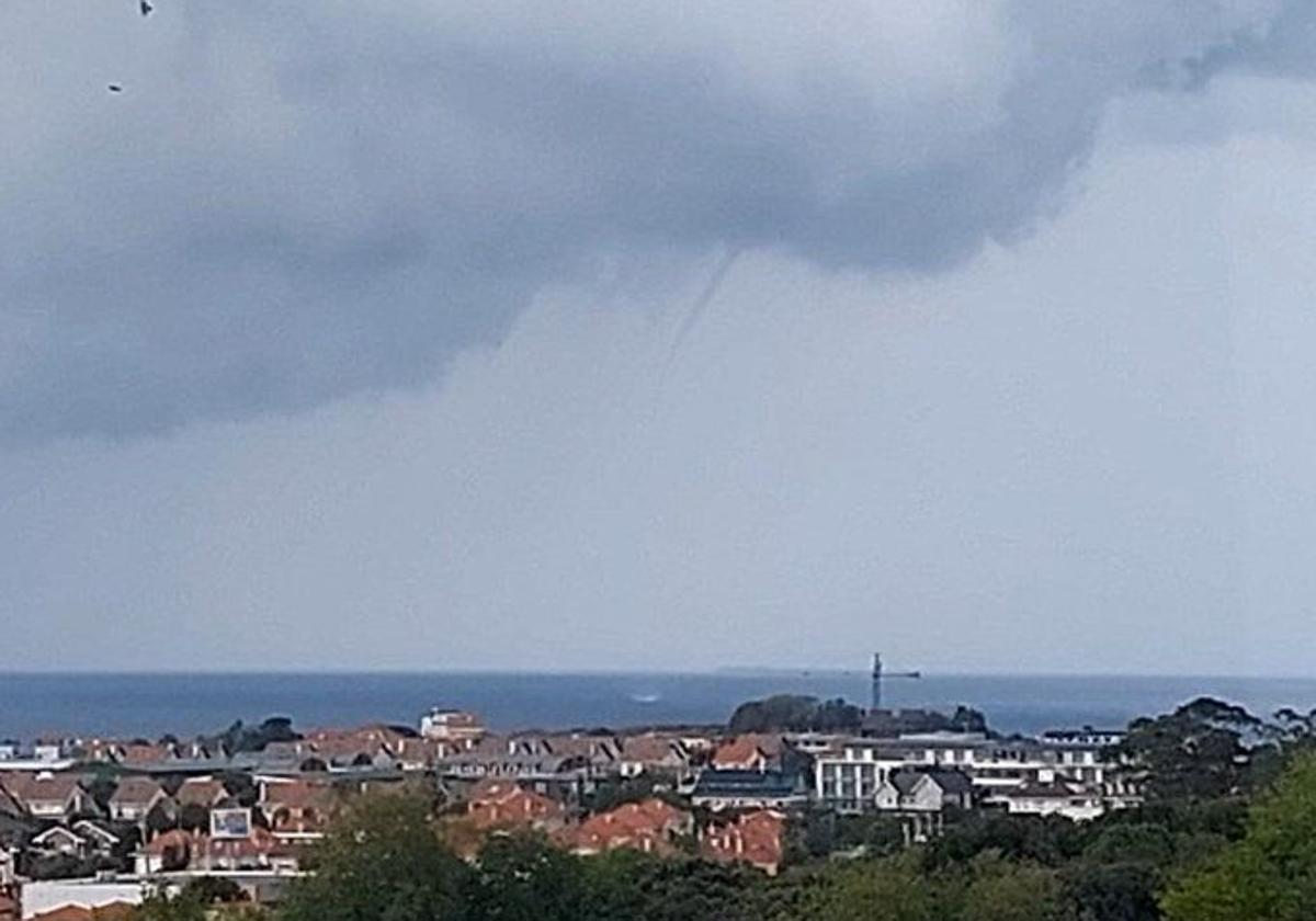 Una tromba marina en la costa de Santander