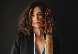 Pilar Almalé, compositora y cantante.