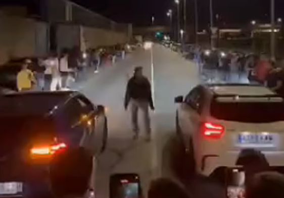 Un joven hace una seña para comenzar la carrera.