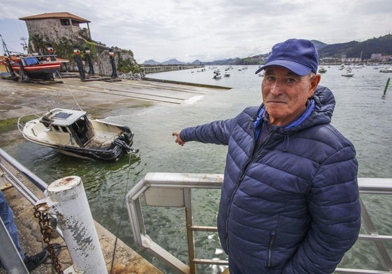 José Manuel Díaz Quintana señala, este martes, su Antioche 700 devorado ayer por las llamas en el muelle de San Guillén, en Castro Urdiales. Uno nuevo costaría 70.000 euros.