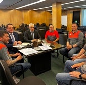 Félix de las Cuevas y Francisco Conde con los representates de los trabajadores