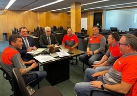 Félix de las Cuevas y Francisco Conde con los representates de los trabajadores