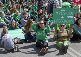 Manifestacion de docentes, profesores y maestros, en el dia de Huelga recorrieron la sede de consejería en el Río de la Pila y varias calles de Santanderclamando el recuperar el poder adquisitivo.
