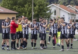 Los jugadores del Escobedo celebran su triunfo ante el Llanera.