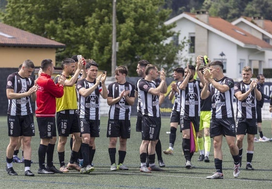 Los jugadores del Escobedo celebran su triunfo ante el Llanera.