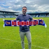 Mario Gutiérrez Tagle posa en El Malecón con una bufanda blanquiazul.