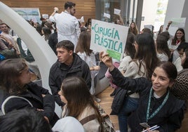 Aspirantes a la formación MIR, en la jornada de puertas abiertas de Valdecilla.