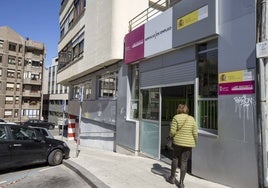 Una mujer entra a una oficina de Empleo de Santander.