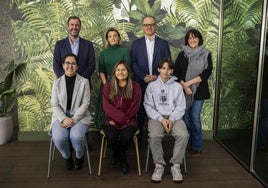 De izquierda a derecha y de arriba abajo: Antonio Colino, María Osorio y Giambattista di Fabio (mentor), Sonia Pacheco (tutora), Julia Sierra, Paula Choque y Eduardo Martín (estudiantes).