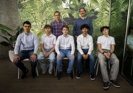 De izquierda a derecha y de arriba abajo: Nacho Martínez (tutor), Yago Díaz (mentor), Javier Balbás, Manuel Gajano, Javier Mantilla, Manuelo Matia y Pablo García (estudiantes).