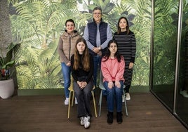 De izquierda a derecha y de arriba abajo: Carlos Díez y María Díaz (mentor), Fátima Gómez (jefa de estudios), Alba Rodríguez y Aitana del Árbol (estudiantes).