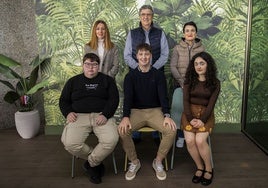 De izquierda a derecha y de arriba abajo: Rebeca Gómez y Carlos Díez (mentores), Fátima Gómez (jefa de estudios), Ángela Lago, Guillermo Viadero y Ángela Gómez (estudiantes).