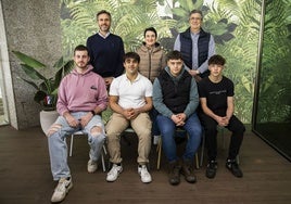 De izquierda a derecha y de arriba abajo: José Ignacio Gutierrez (mentor), Fátima Gómez (jefa de estudios), Carlos Díez (mentor), Pablo Martínez, Alejandro Arias, Alejandro Gómez y Rubén Higuera (estudiantes).