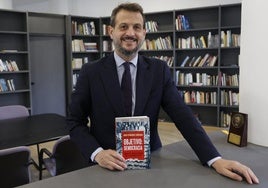 Juan Fernández-Miranda posa con su libro en el Ateneo.