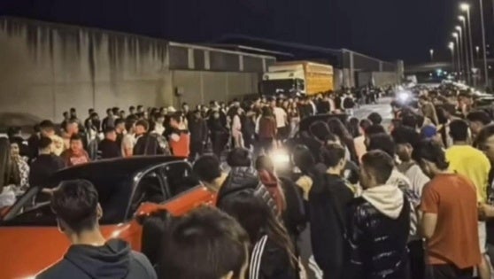 En la imagen se pueden apreciar varios vehículos rodeados de jóvenes en la quedada del pasado viernes en el polígono de Raos.