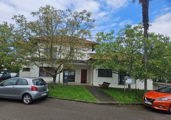 Edicicio del antiguo consultorio donde el Ayuntamiento de Hazas de Cesto cederá un local para el colegio.