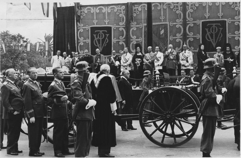 Desde la tribuna, Francisco Franco contempla el paso del armón con los restos de Marcelino Menéndez Pelayo.