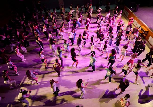 Imagen de uno de los encuentros del coreógrafo con varios jóvenes que sueñan con ser bailarines.