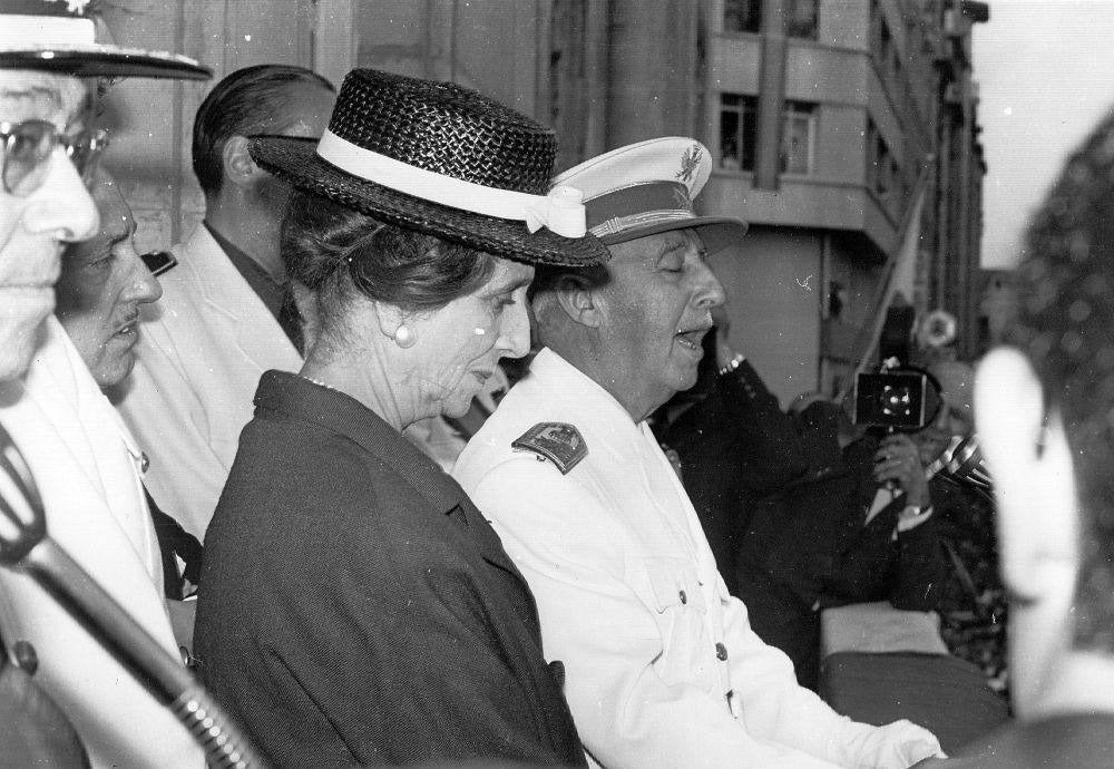 Francisco Franco durante un discurso junto a su mujer, Carmen Polo, en la Semana Naval de Santander.