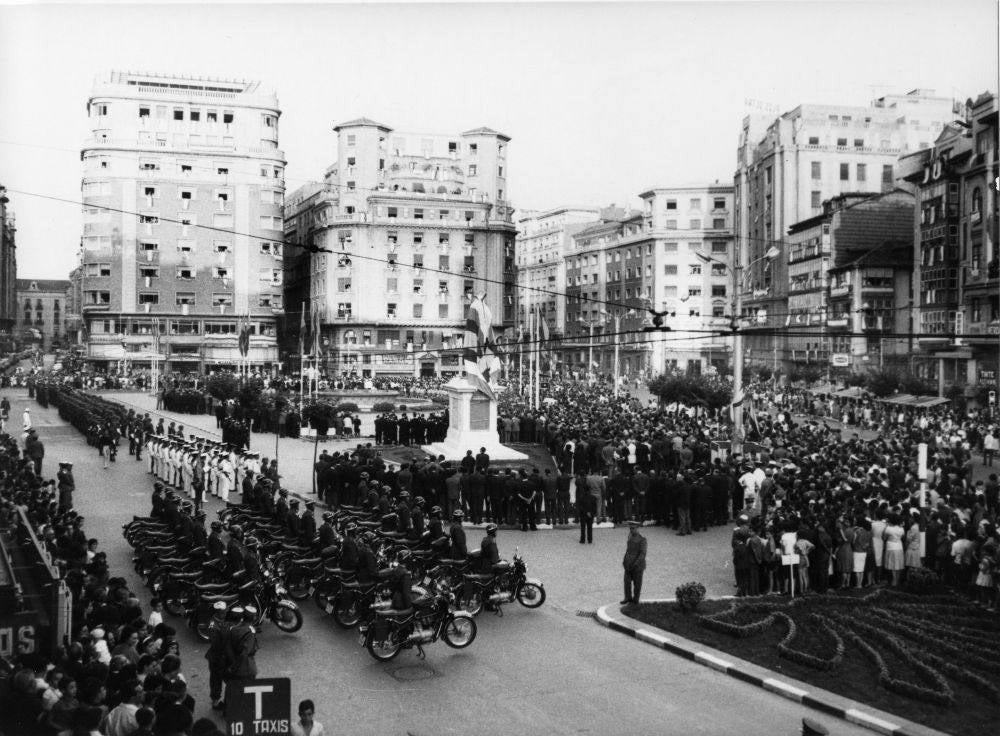 Desfile en la inauguración, el 24 de julio de 1964, de la estatua ecuestre de Francisco Franco en la actual plaza del Ayuntamiento de Santander.
