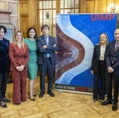 El cartel del artista santanderino Juan Uslé, que presidirá los Cursos 2025, flanqueado por Margarita Alfaro, Eugenia Gómez de Diego, Gema Igual y Carlos Andradas, a la izquierda; e Isabel Urrutia, Francisco García, en la presentación del verano académico y cultural.