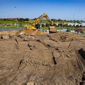 La maquinaria trabaja ya en la parcela sobre las que se levantará el primer edificio de VPO de El Alisal.