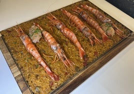 Arroz con gambas rojas y su tartar ahumado presentado en llauna.