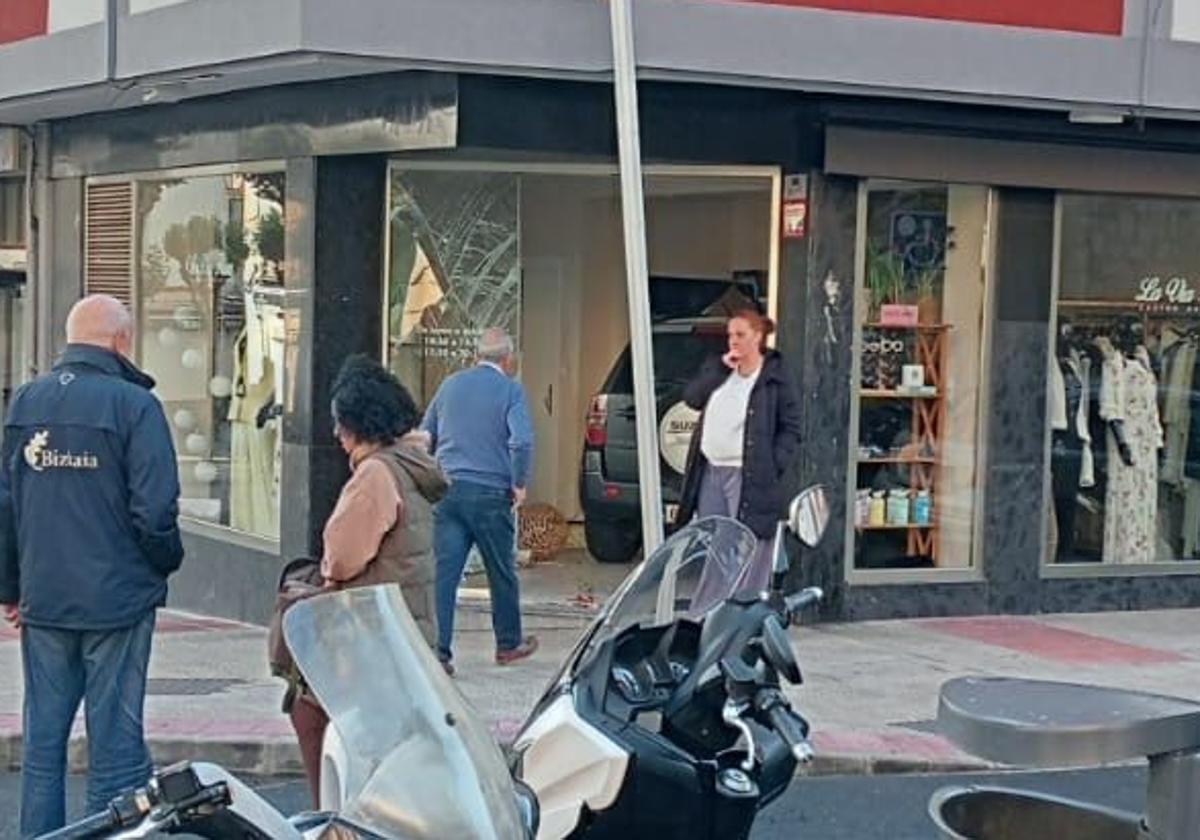 Un hombre de 82 años empotra su coche contra una tienda de ropa en Castro Urdiales
