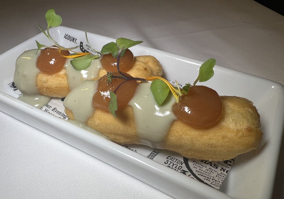Imagen principal - Pan de queso frito, verdinas con calamar y churros rellenos de dulce de leche.