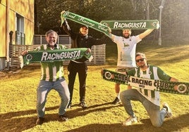 José Raimundo, a la izquierda, junto a su hijo Nicolás y sus amigos Hampus y Affe, que viajarán desde Suecia a Santander con la esperanza de ver al Racing.