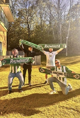 José Raimundo, junto a su hijo Nicolás y sus amigos Hampus y Affe.