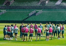 Los jugadores del Racing escuchan las instrucciones de José Alberto antes de la sesión de ayer.