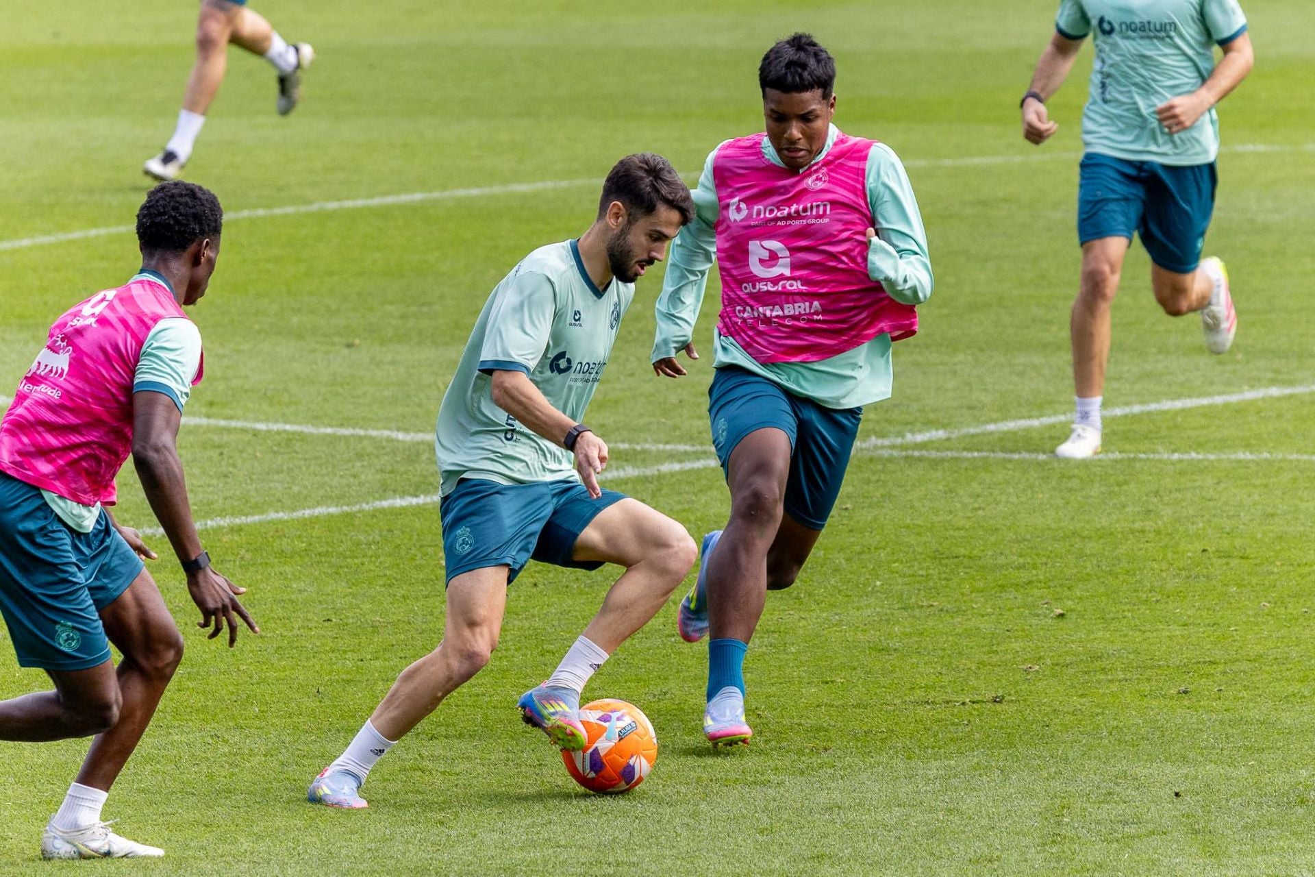Andrés Martín conduce el balón ante la presión de Jeremy.