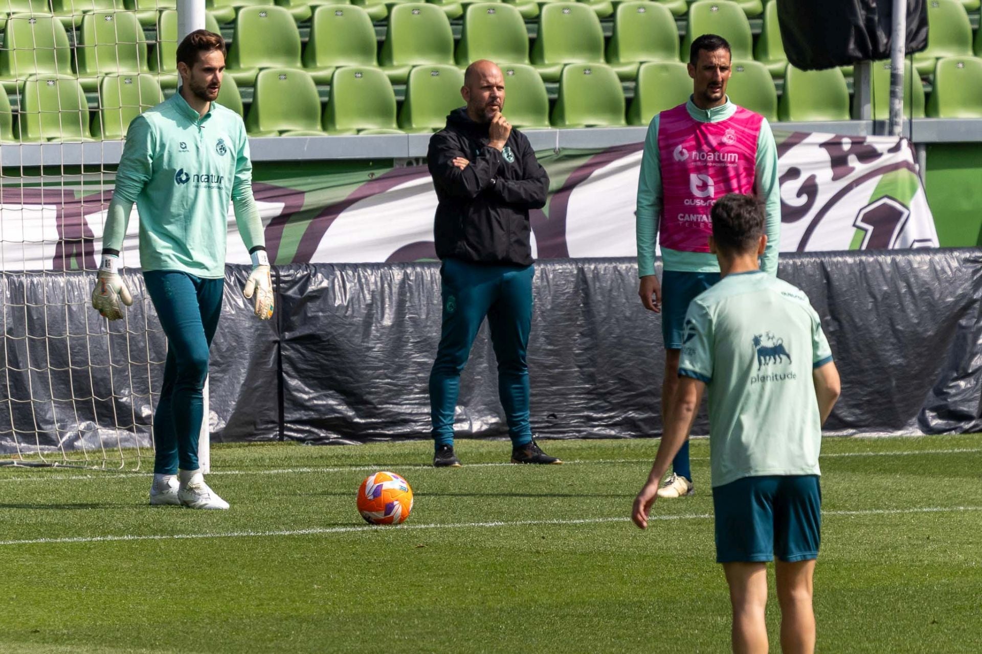 Ezkieta con el balón, junto al defensor Pol, y la atenta mirada del míster.