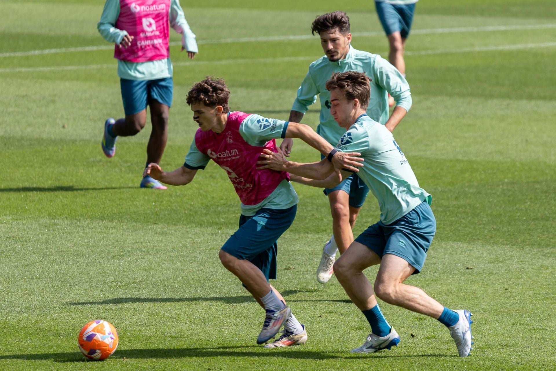 Pablo Rodríguez es presionado por Javi Castro.