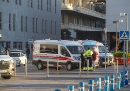 Técnicos sanitarios de Diavida, junto a la entrada de Valdecilla Sur.