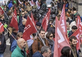 Docentes durante una manifestación con banderas de Comisiones Obreras.