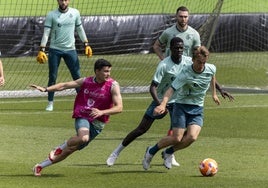 Aldasoro, con peto rosa, intenta robar el balón a Javi Castro.