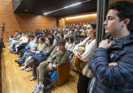 Aspirantes a MIR, en la jornada de puertas abiertas de Valdecilla, en abril.